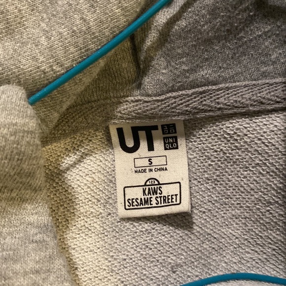 Uniqlo- Gray hoodie with design in back and front 🩶 - Picture 5 of 6